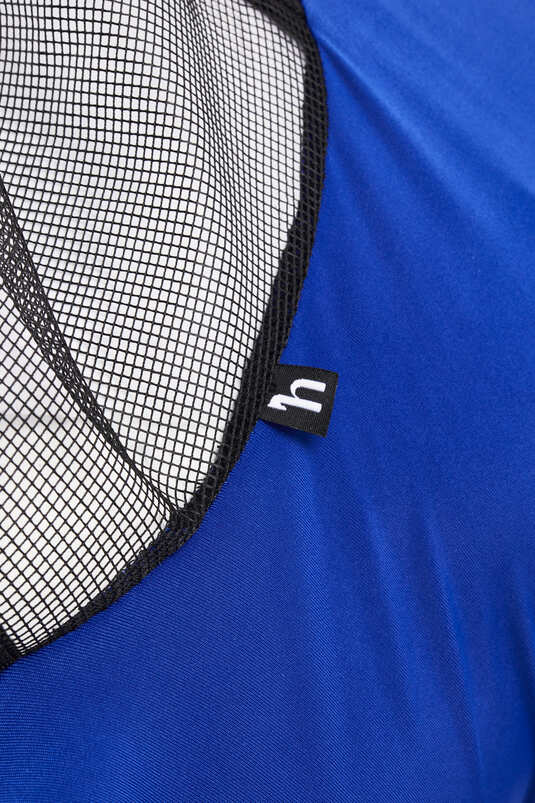 Maska proti hmyzu ze strečového materiálu