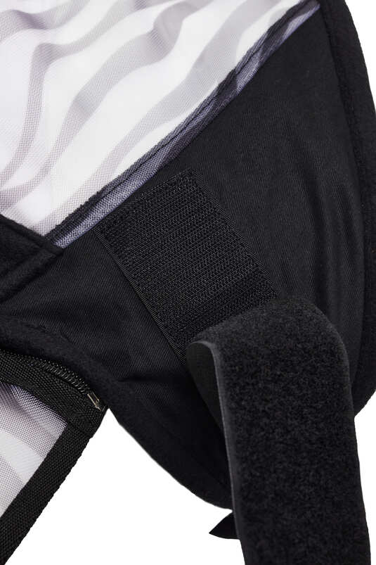 Maska proti hmyzu s ochranou uší a nozder se zebrovaným designem